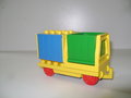 Wagon-met-groene-kiepcontainer-met-blauwe-container